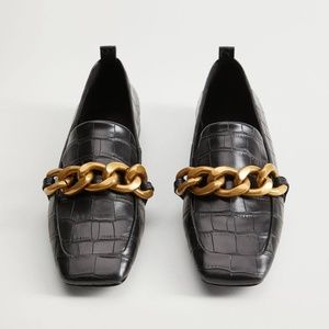 Black leather loafers with gold chain